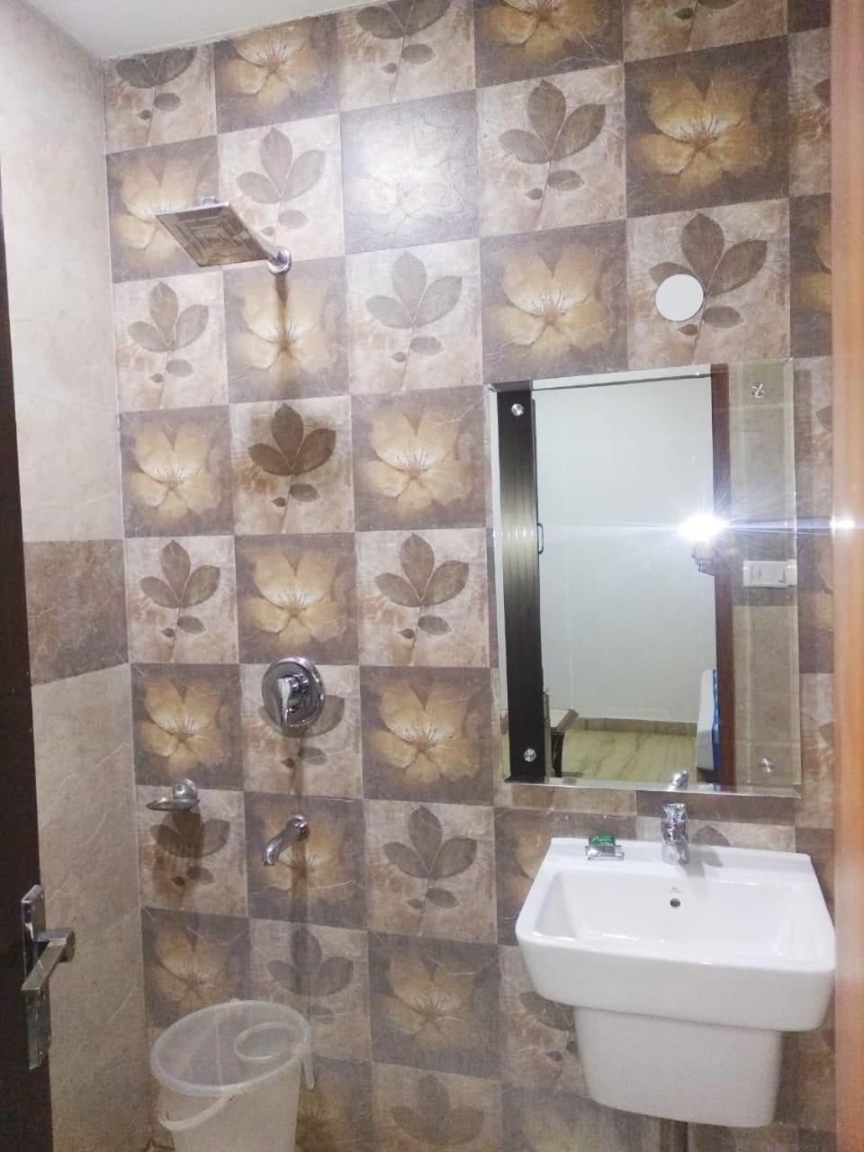 Hotel Spb 87 Near Karol Bagh Metro Station Delhi Exterior foto